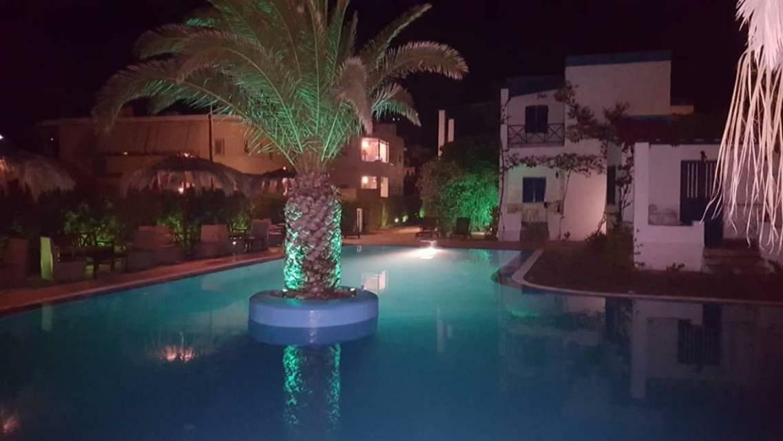 Amfitrion Hotel Vári Exterior foto